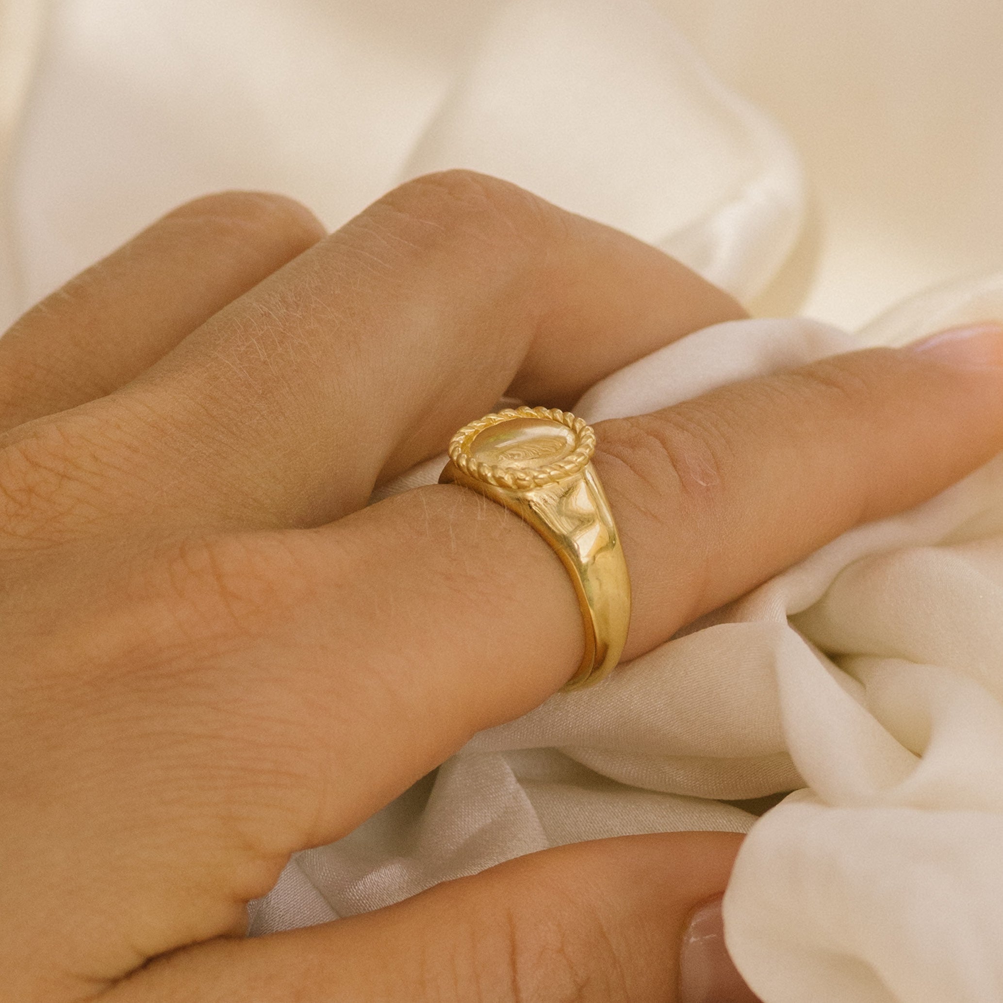 Classic Bowie Signet Ring - Gold