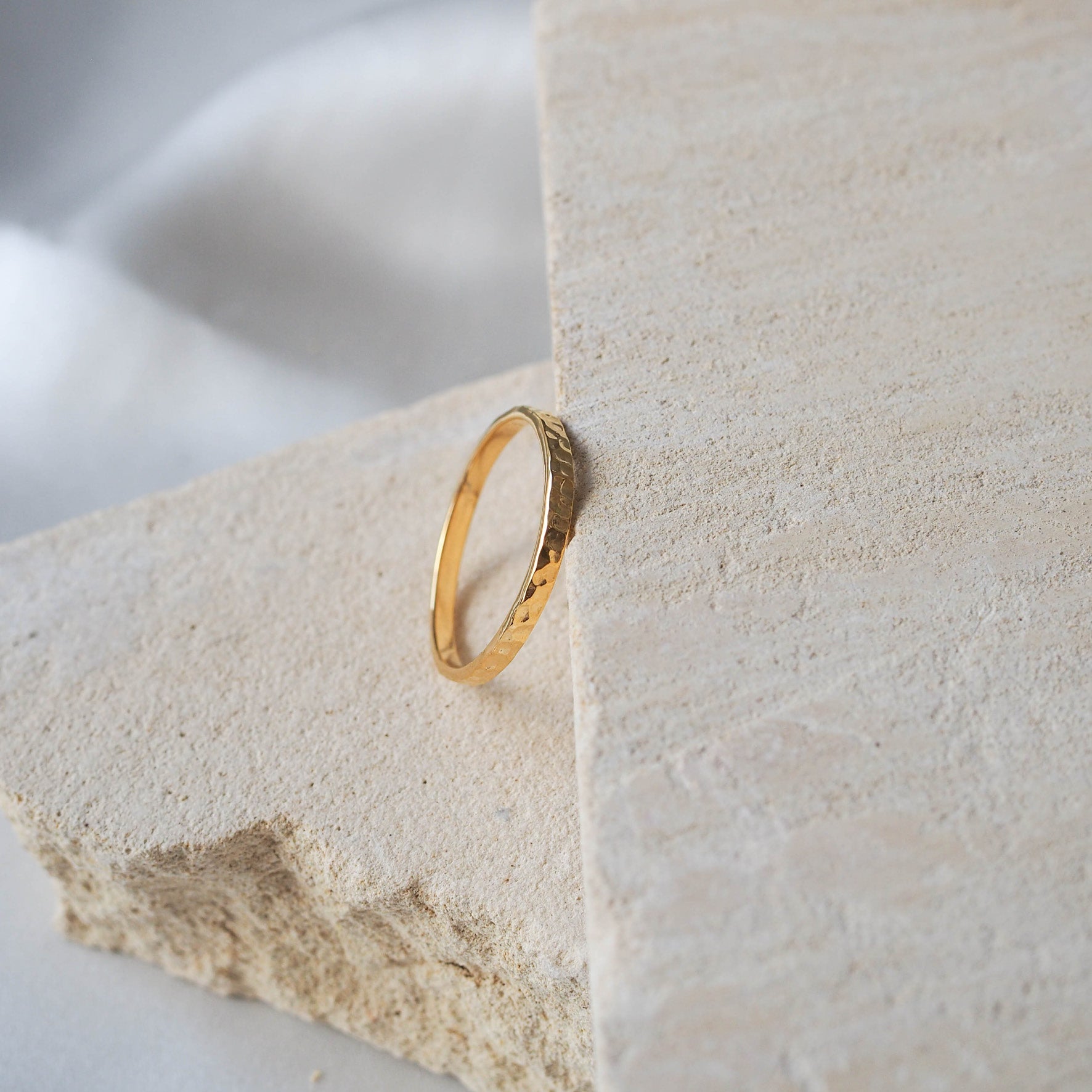 MOMA Hammered Ring 2mm - Gold