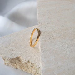 MOMA Hammered Ring 2mm - Gold