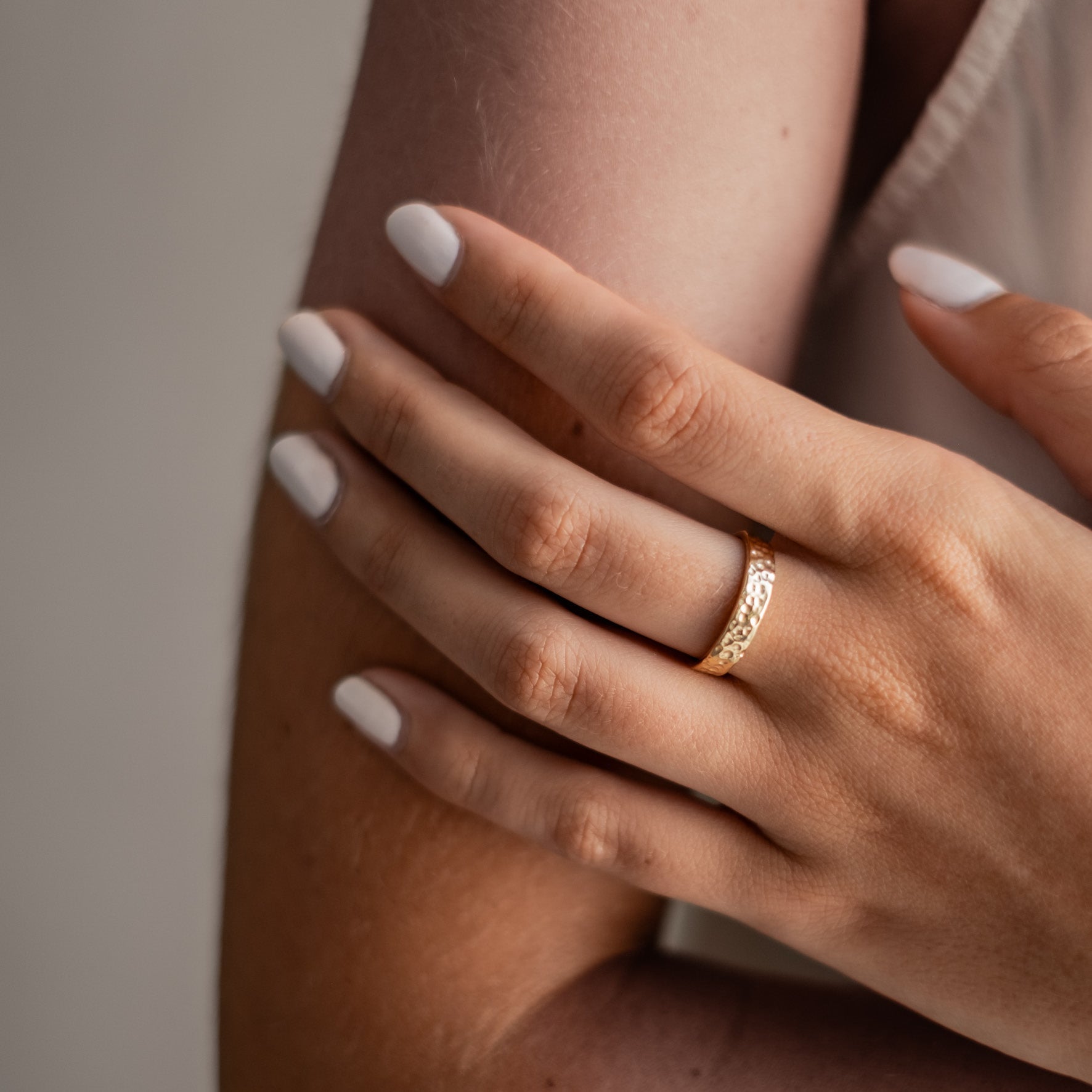 MOMA Hammered Ring 4mm - Gold