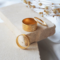 MOMA Hammered Ring 10mm - Gold